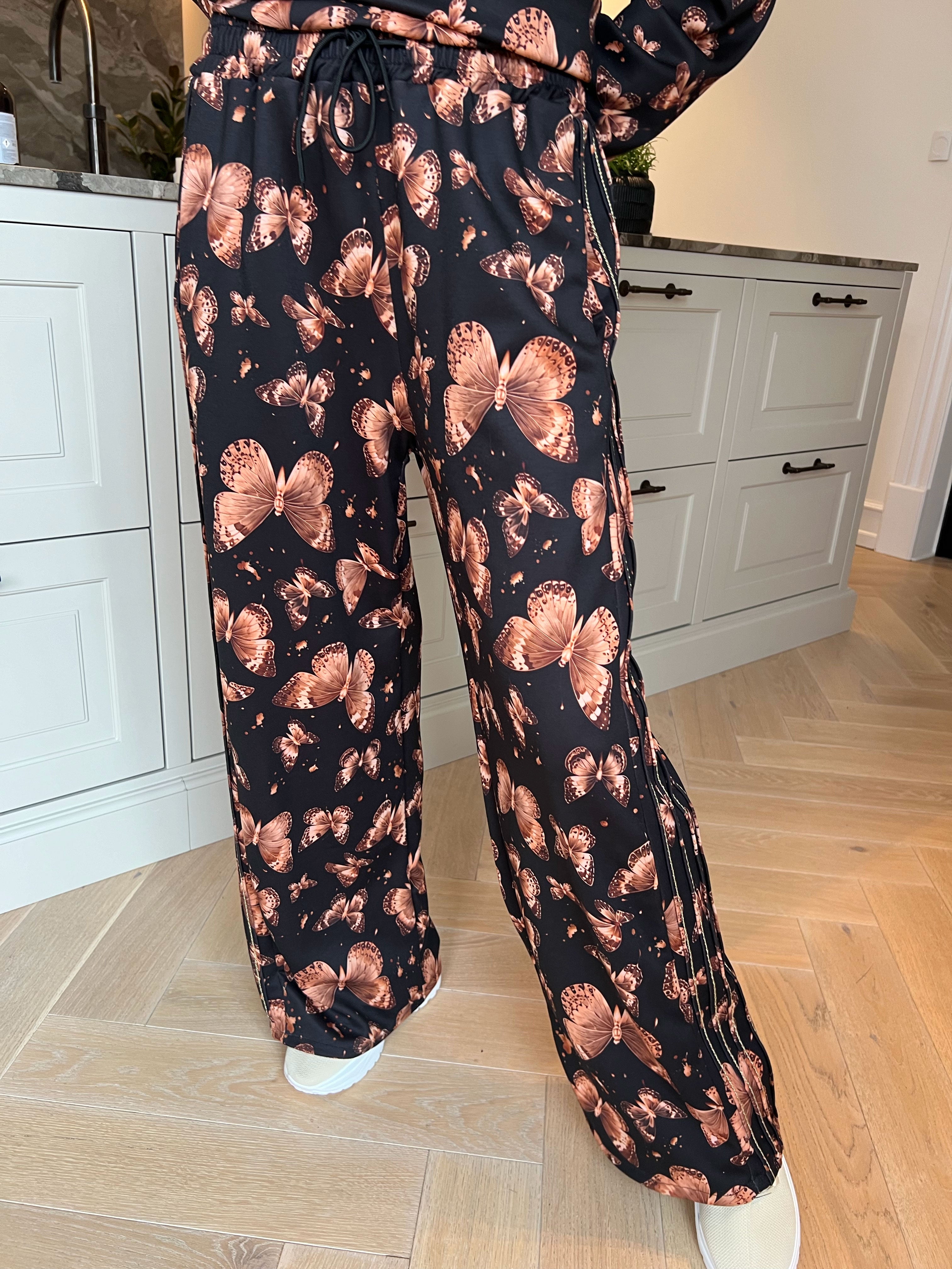 Dream Butterfly - Joggingställ i viskos med fjärilsmönster, gulddetaljer och ribbade kanter
